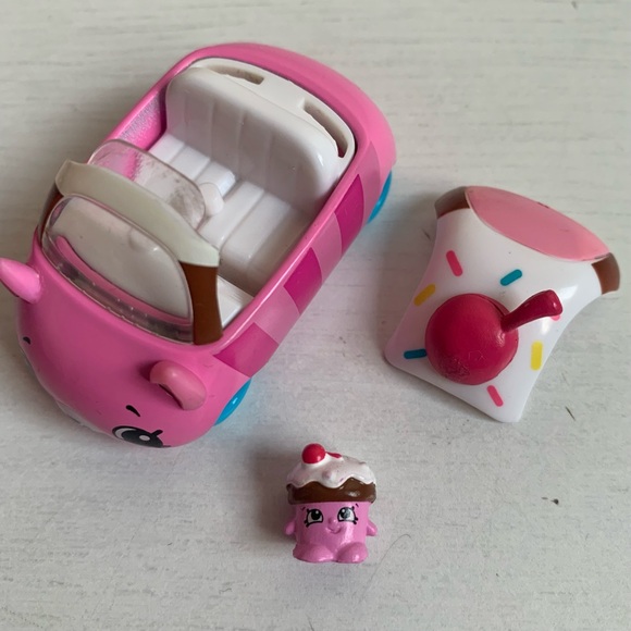 Shopkins Cutie Cars Cupcake Van and 12 Cars - Picture 4 of 16